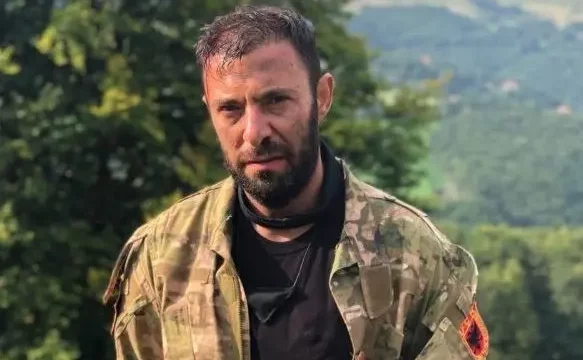 Aktori Vedat Bajrami fton qytetarët në protestën e 1 tetorit: Bashkë për çlirimtarët