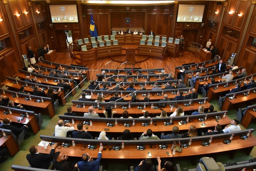 Nis me vonesë seanca e Kuvendit, pritet votimi i Deklaratës kundër vendimit të Hagës