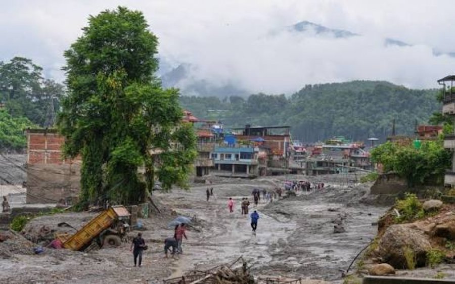 mbi-100-te-vdekur-nga-permbytjet-dhe-rreshqitjet-e-tokes-ne-indi-dhe-nepal