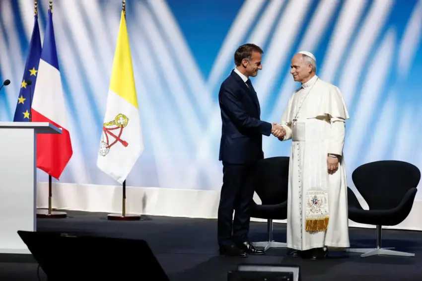 Papa u kërkon palëve lëshime për t i dhënë fund konfliktit në Ukrainë