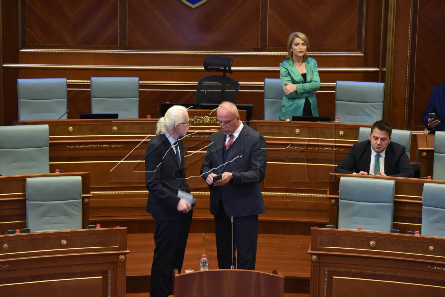 As pas më shumë se një ore, nuk nis seanca e Kuvendit
