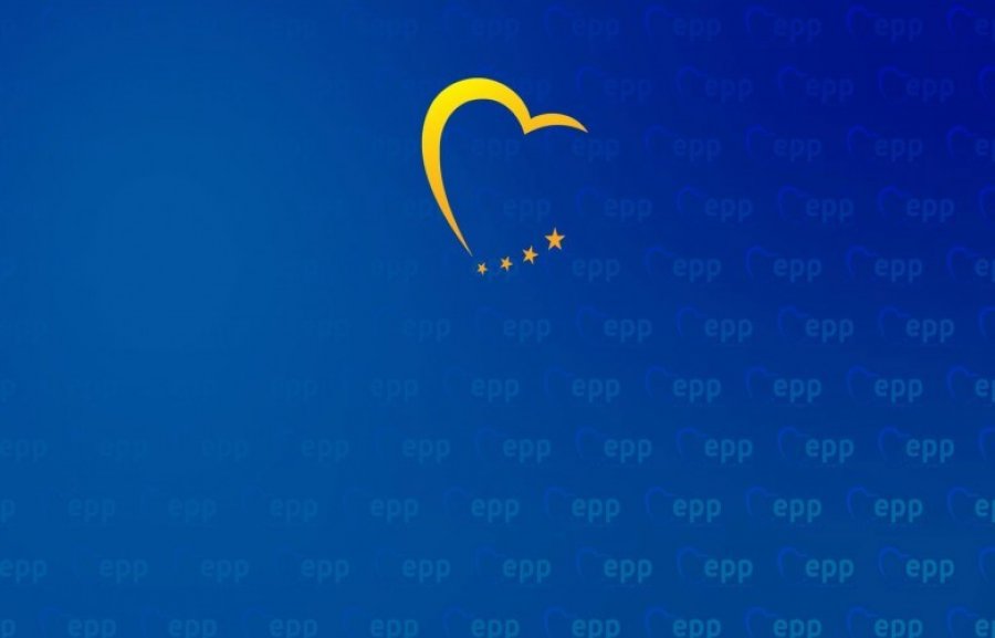 EPP-ja dënon nderimet shtetërore e ushtarake për Ratko Mladiqin në Beograd