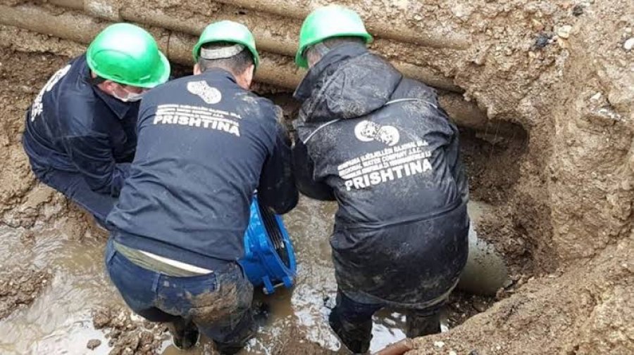 Dëmtohet gypi  mbetet pa ujë rruga  Nënë Tereza  në Fushë Kosovë