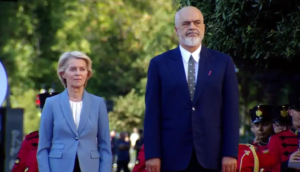 Para qëndrimit në Kosovë, Ursula von der Leyen nis vizitën në Tiranë