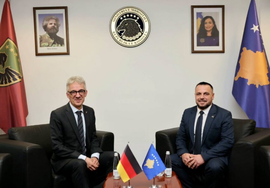 Maqedonci pret ambasadorin gjerman, në fokus siguria dhe bashkëpunimi në mbrojtje